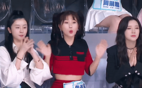 Trọn bộ màn reaction lố lăng của Ngu Thư Hân khi thấy Lisa (BLACKPINK) nhảy trong &quot;Thanh xuân có bạn 2&quot;