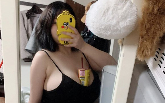 Hot girl dùng ngực đỡ trà sữa khiến dân mạng xôn xao, nhưng khi "soi" đến danh tính thì ai cũng ồ lên vì gương mặt quen thuộc