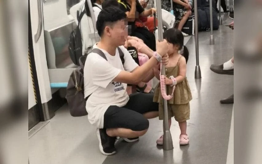 Ngạc nhiên nhìn hình ảnh bố &quot;còng&quot; tay mình vào tay con gái trên tàu điện ngầm, biết nguyên do ai nấy xuýt xoa khen ngợi người bố