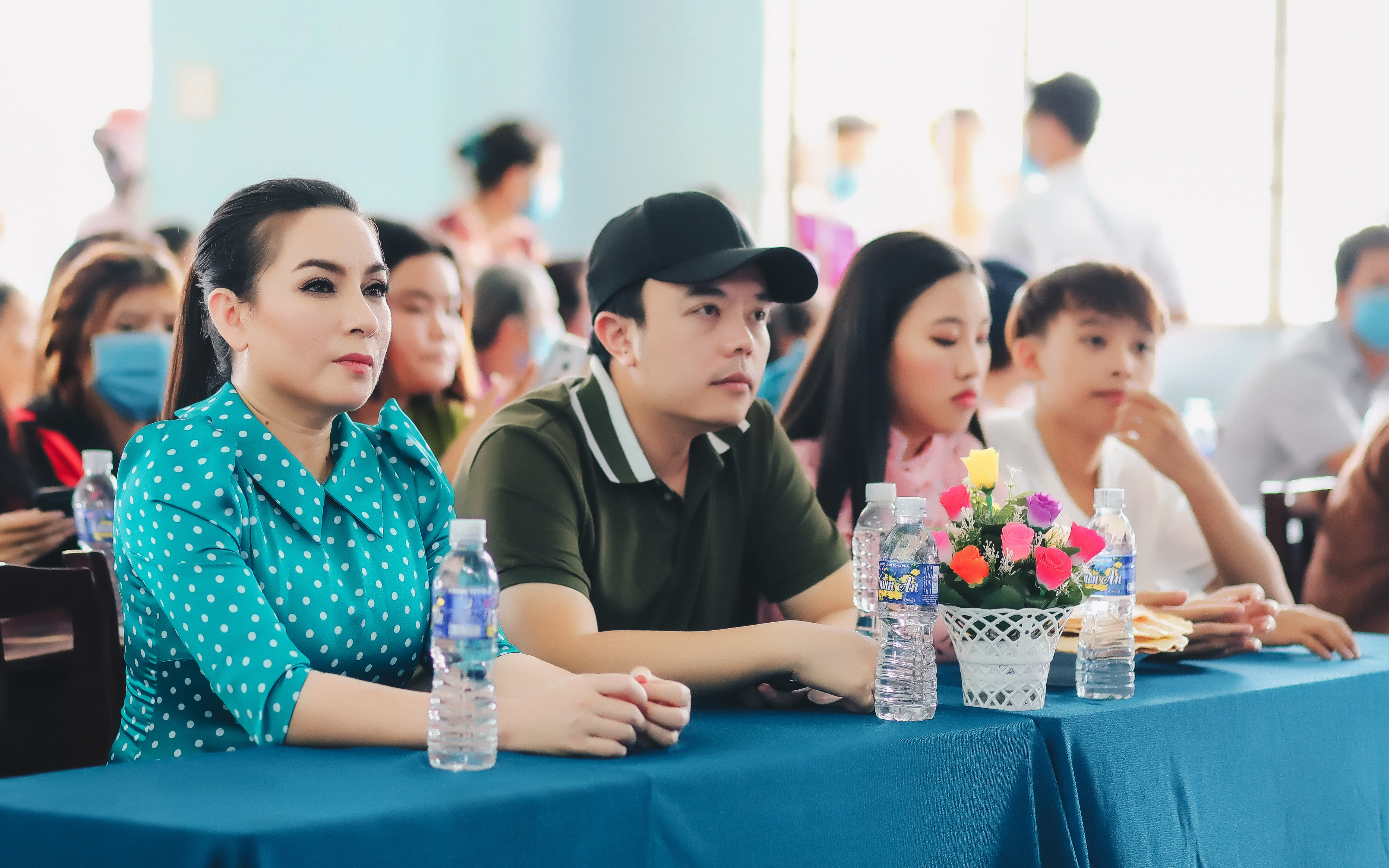 Phi Nhung ủng hộ 200 triệu đồng, cùng con trai nuôi Hồ Văn Cường làm việc cực ý nghĩa để cứu trợ bà con miền Tây