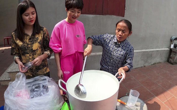 Bà Tân Vlog làm 100 lít nước rửa tay khô phát miễn phí cho mọi người, hành động đẹp khiến dân mạng khen nức nở