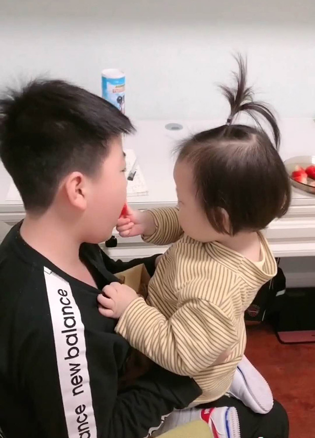 Em gái nhỏ chăm sóc anh trai tận tình khiến ai cũng khen mẹ bé biết cách giáo dục con - Ảnh 3.