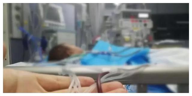 Cho con 6 tháng ăn no rồi đặt ngủ ngay, người mẹ tranh thủ đi ăn cơm nhưng khi quay lại thì đứa bé đã không còn thở - Ảnh 1.