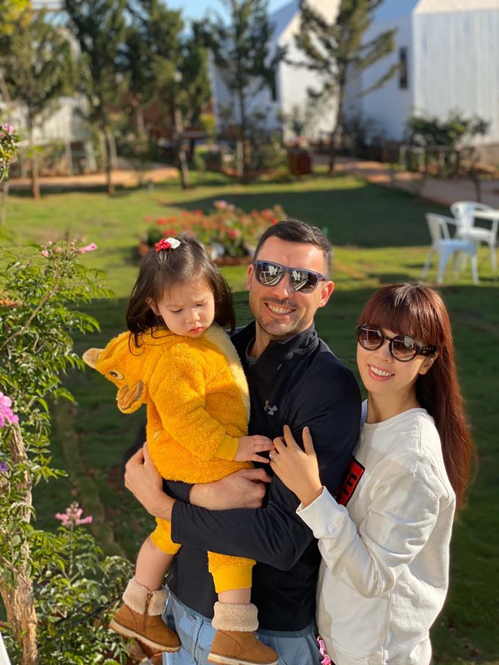 Biết sắp được xuống sân chơi nên Myla dù chưa đầy 2 tuổi đã biết bảo vệ bản thân, ai cũng khen siêu mẫu Hà Anh dạy con khéo léo - Ảnh 4.