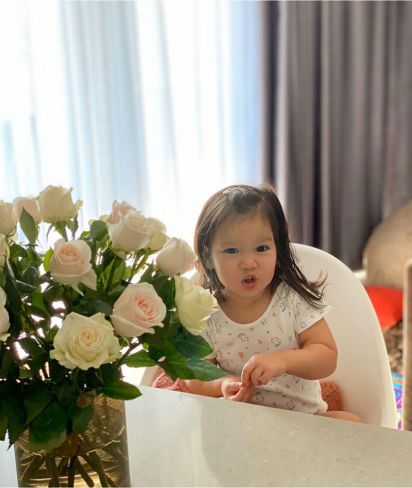 Biết sắp được xuống sân chơi nên Myla dù chưa đầy 2 tuổi đã biết bảo vệ bản thân, ai cũng khen siêu mẫu Hà Anh dạy con khéo léo - Ảnh 2.