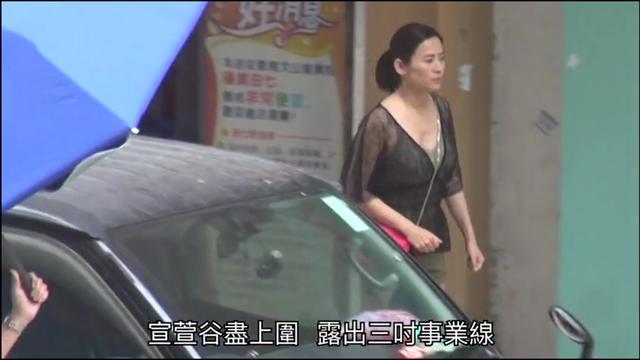 "Lực lượng phản ứng 2020" của TVB: Tuyên Huyên 50 tuổi vẫn mặc quần tất ren làm "gái đứng đường" gợi cảm - Ảnh 7.