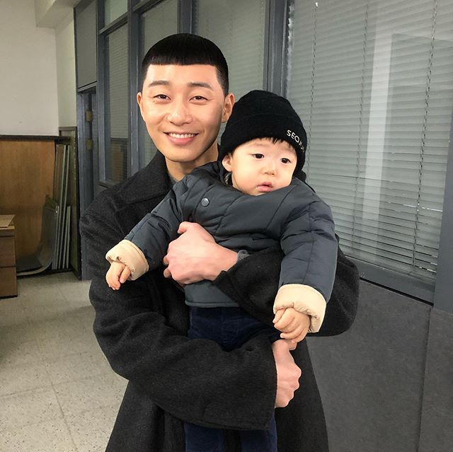 "Itaewon Class": ParK Seo Joon - Kim Da Mi bất ngờ ôm con nhỏ, ông chủ DanBam sẽ có quý tử nối dõi? - Ảnh 2.