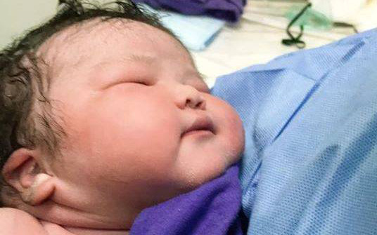 Quảng Ninh: Bé gái sơ sinh nặng kỷ lục 6.1kg vừa chào đời