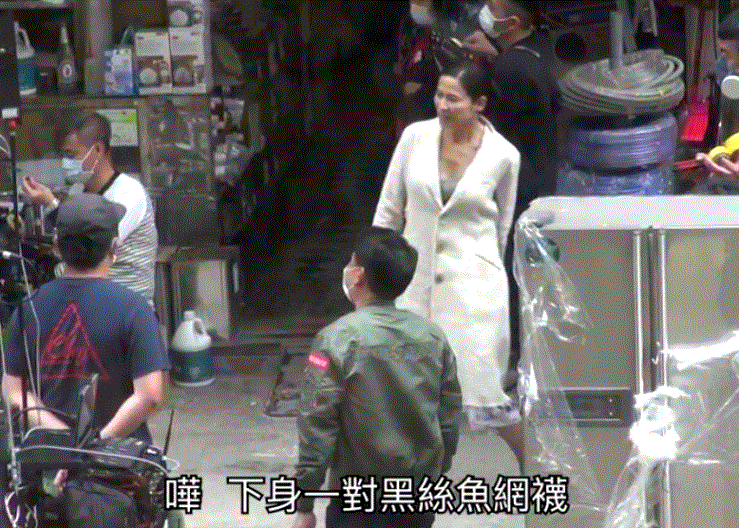 "Lực lượng phản ứng 2020" của TVB: Trọn bộ cảnh Tuyên Huyên 50 tuổi làm "gái bán hoa", ekip dùng ô cản không cho fan chụp ảnh  - Ảnh 4.