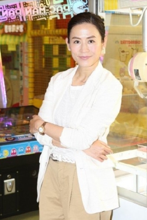 "Lực lượng phản ứng 2020" của TVB: Trọn bộ cảnh Tuyên Huyên 50 tuổi làm "gái bán hoa", ekip dùng ô cản không cho fan chụp ảnh  - Ảnh 8.