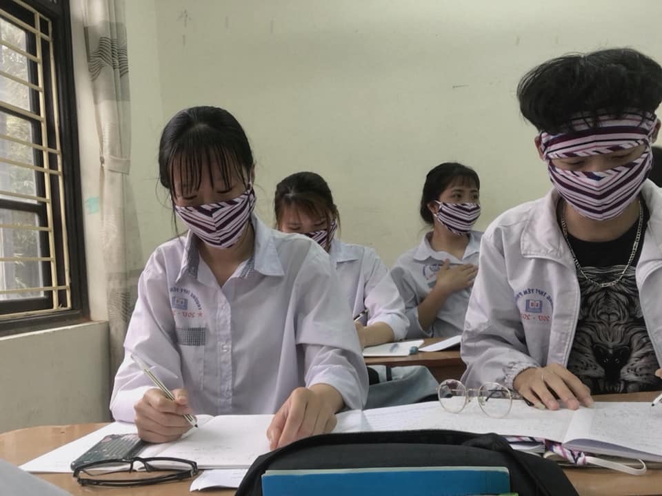 Cận cảnh ngày đầu đi học lại của học sinh THPT, sinh viên: Xếp hàng dài để đo thân nhiệt, được phát cả khẩu trang và dung dịch sát khuẩn - Ảnh 10.