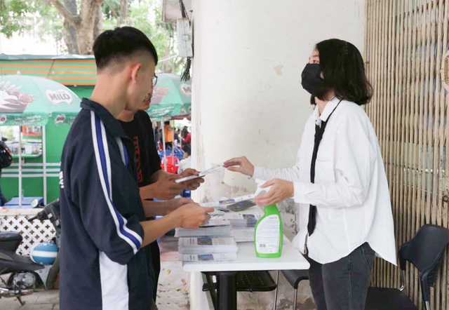 Cận cảnh ngày đầu đi học lại của học sinh THPT, sinh viên: Xếp hàng dài để đo thân nhiệt, được phát cả khẩu trang và dung dịch sát khuẩn - Ảnh 8.