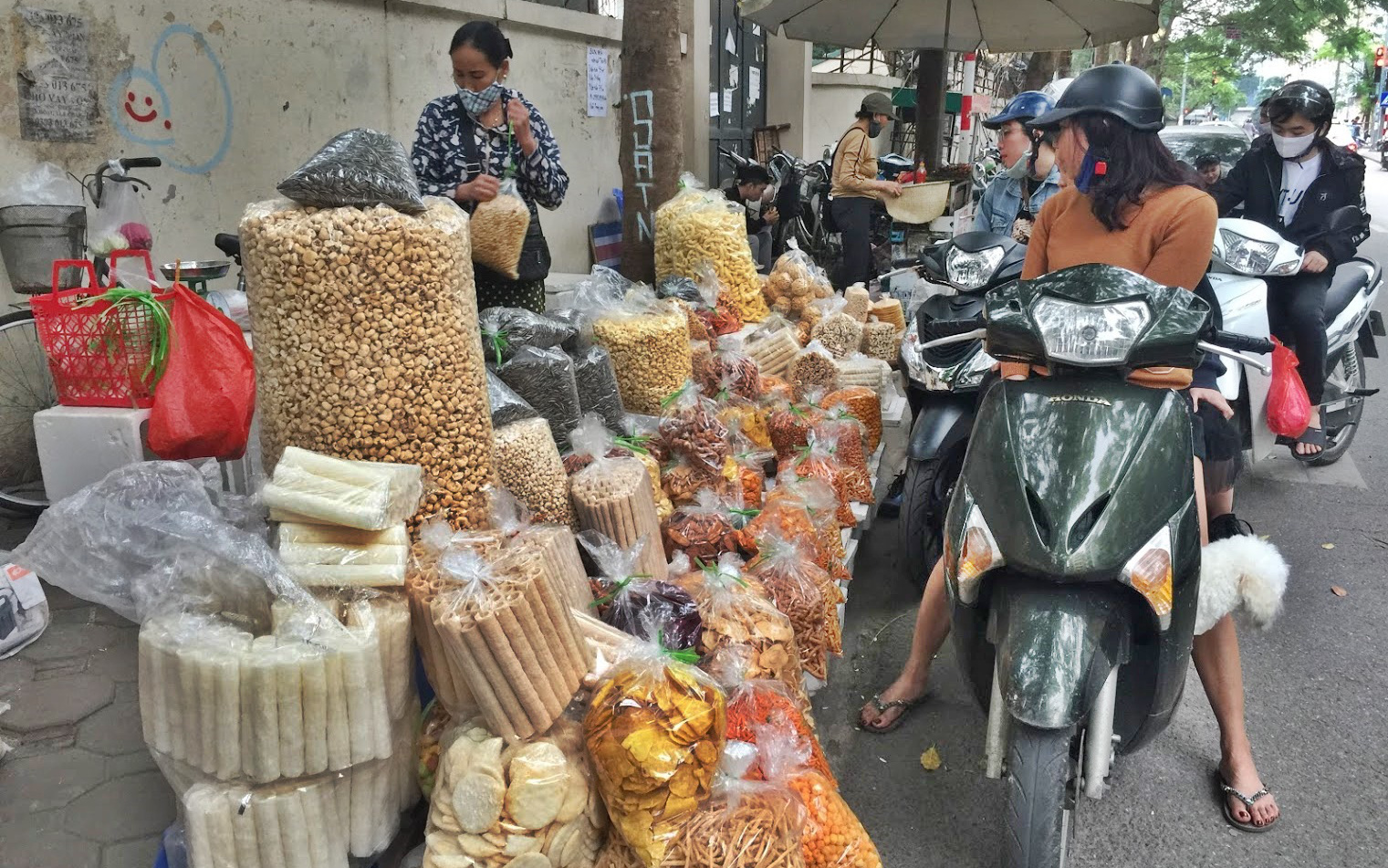 Giữa lòng thủ đô, muốn mua "bánh kẹo tuổi thơ" cả cân với giá rẻ chị em ghé ngay đoạn phố này tha hồ lựa chọn