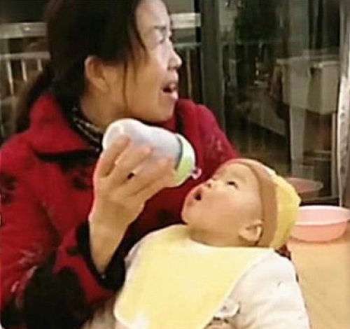 Bà cho cháu bú bình nhưng lại bị chiếc tivi "mê hoặc", hình ảnh em bé há miệng chờ sữa trong "bất lực" khiến người xem không nhịn được cười vì quá đáng yêu - Ảnh 2.