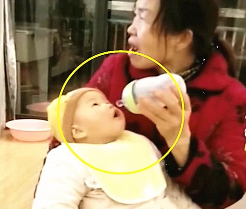 Bà cho cháu bú bình nhưng lại bị chiếc tivi "mê hoặc", hình ảnh em bé há miệng chờ sữa trong "bất lực" khiến người xem không nhịn được cười vì quá đáng yêu - Ảnh 1.