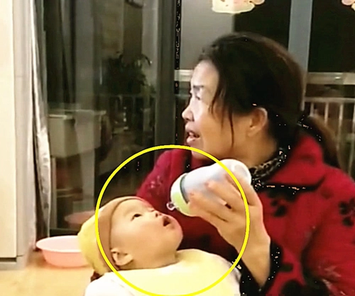 Bà cho cháu bú bình nhưng lại bị chiếc tivi "mê hoặc", hình ảnh em bé há miệng chờ sữa trong "bất lực" khiến người xem không nhịn được cười vì quá đáng yêu - Ảnh 3.
