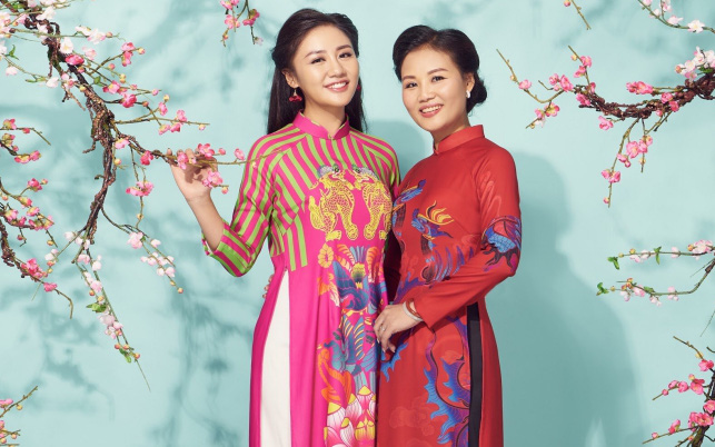 Sau loạt biến cố, Văn Mai Hương bắt tay Hứa Kim Tuyền trở lại, còn khoe hình ảnh mẹ ruột xinh đẹp