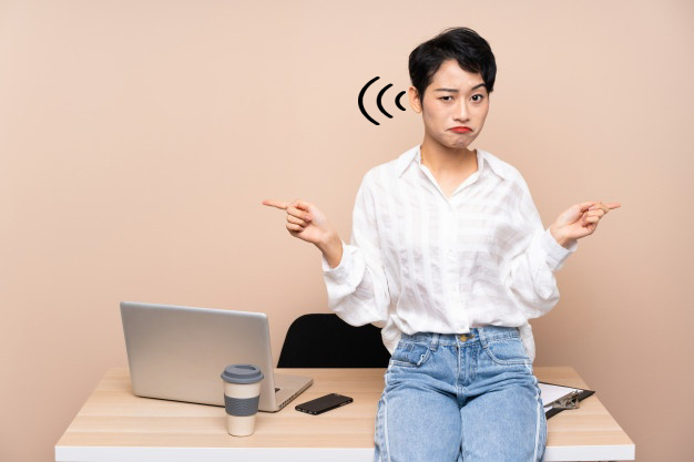 Được sếp khuyên dùng máy trợ thính vì mắc bệnh lãng tai, nàng công sở phản ứng: “Em còn trẻ, em không chấp nhận” - Ảnh 1.