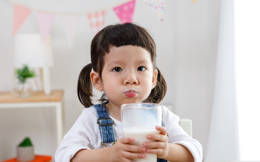 Bác sĩ Nhi chỉ rõ trẻ có thể đối mặt nguy cơ bị thiếu sắt nếu bố mẹ còn cho uống sữa kiểu này