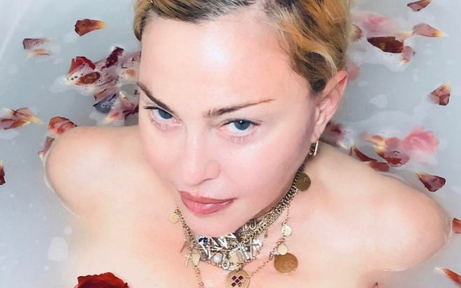 &quot;Huyền thoại nhạc pop&quot; Madonna khoe thân trong bồn tắm, phát ngôn không ngờ về dịch Covid-19