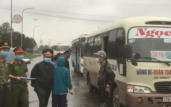 Quảng Ninh: Một du học sinh có biểu hiện sốt, cách ly cả 20 người trên xe khách