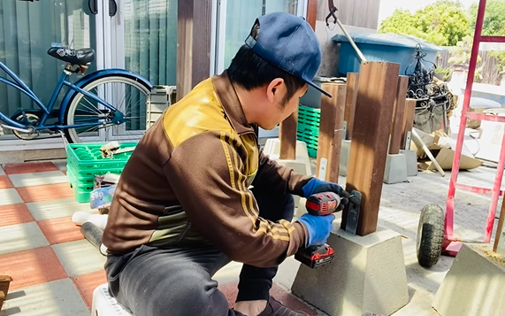Trong khi vợ cũ đi ship hàng mưu sinh thì Bằng Kiều cũng phải làm công việc chân tay này trong thời gian &quot;ế show&quot;