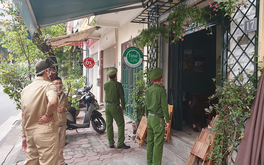 Hà Nội: Công an đến tận các hàng quán nhắc nhở đóng cửa