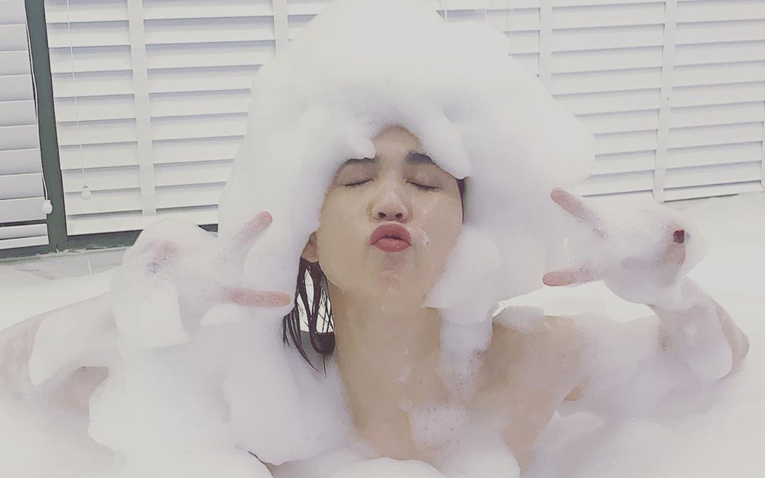 Ngọc Trinh khoe ảnh trong lúc đang tắm nhưng chẳng sexy chút nào mà lại ra dáng vẻ này