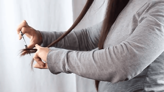 Một lần tự tỉa tóc chẻ ngọn ở nhà vẫn ra "đúng hàng thẳng lối", không ngờ tôi còn mò thêm được 3 cách tỉa tóc cực đơn giản khác nữa - Ảnh 3.