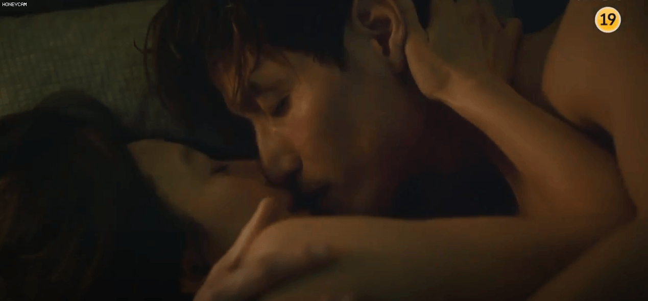 "Chị đại" Kim Hee Ae tái xuất, vừa mở màn đã có cảnh ân ái với chồng trẻ đầy nóng bỏng, rating vượt qua cả "Crash Landing On You" - Ảnh 3.