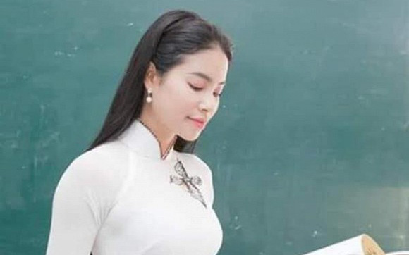 Hình ảnh thời làm giảng viên của Phạm Hương được &quot;đào mộ&quot; nhưng lại bị mỉa mai vì lý do này