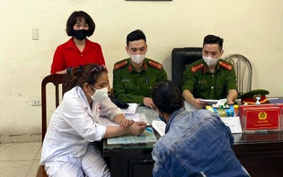 Hà Nội: Một trường hợp đầu tiên bị xử phạt 200 nghìn đồng vì không đeo khẩu trang nơi công cộng