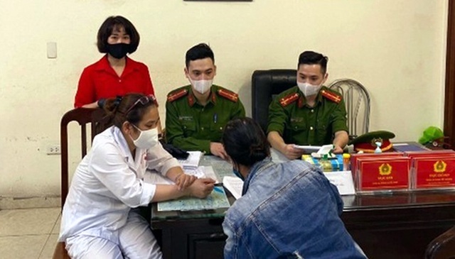 Hà Nội: Một trường hợp đầu tiên bị xử phạt 200 nghìn đồng vì không đeo khẩu trang nơi công cộng - Ảnh 1.