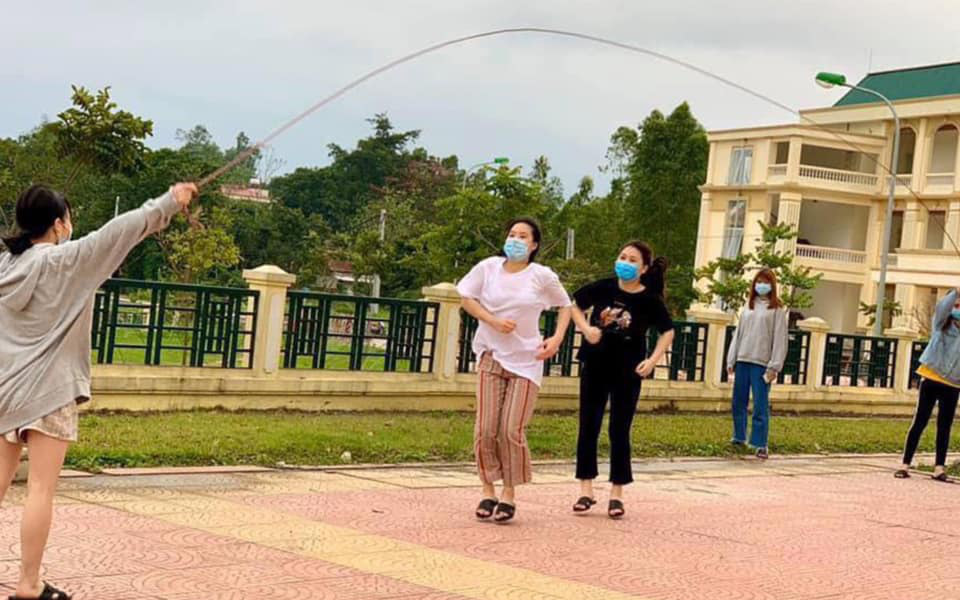 Chùm ảnh các hoạt động "bá đạo" của hội cách ly tập trung làm trong trại, chứng minh cuộc sống chán hay không chỉ hơn nhau ở "cái đầu" và độ lầy 