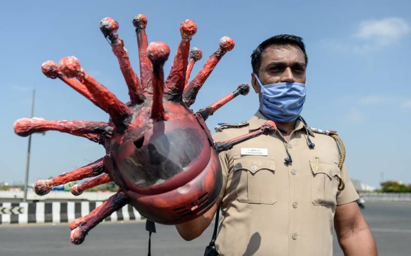 Cảnh sát Ấn Độ đội mũ bảo hiểm độc nhất vô nhị hình virus SARS-CoV-2 để dọa người dân không ra khỏi nhà 