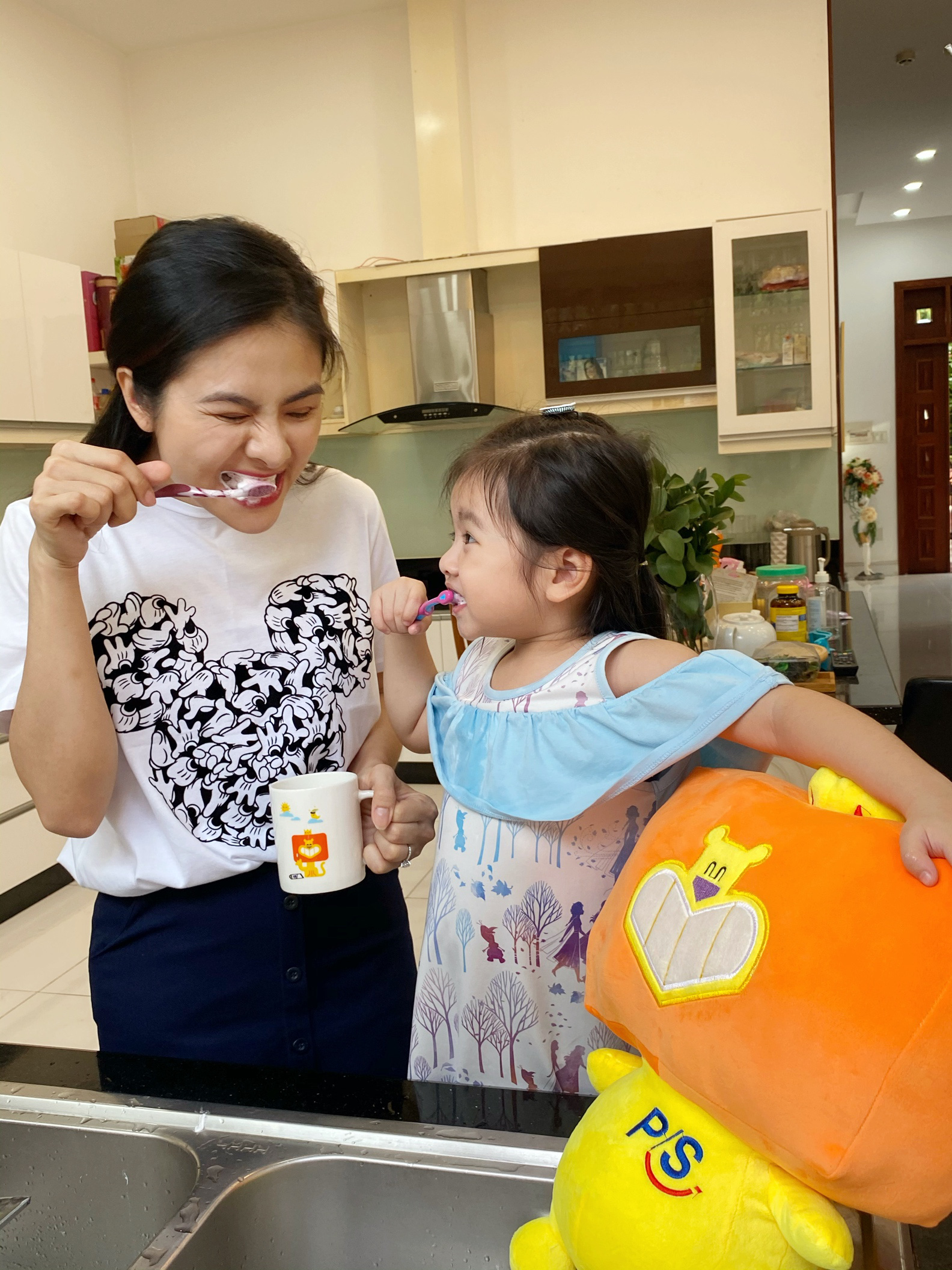 Giải mã độ hot của thử thách “vừa chải vừa chơi” cho bé - Ảnh 2.