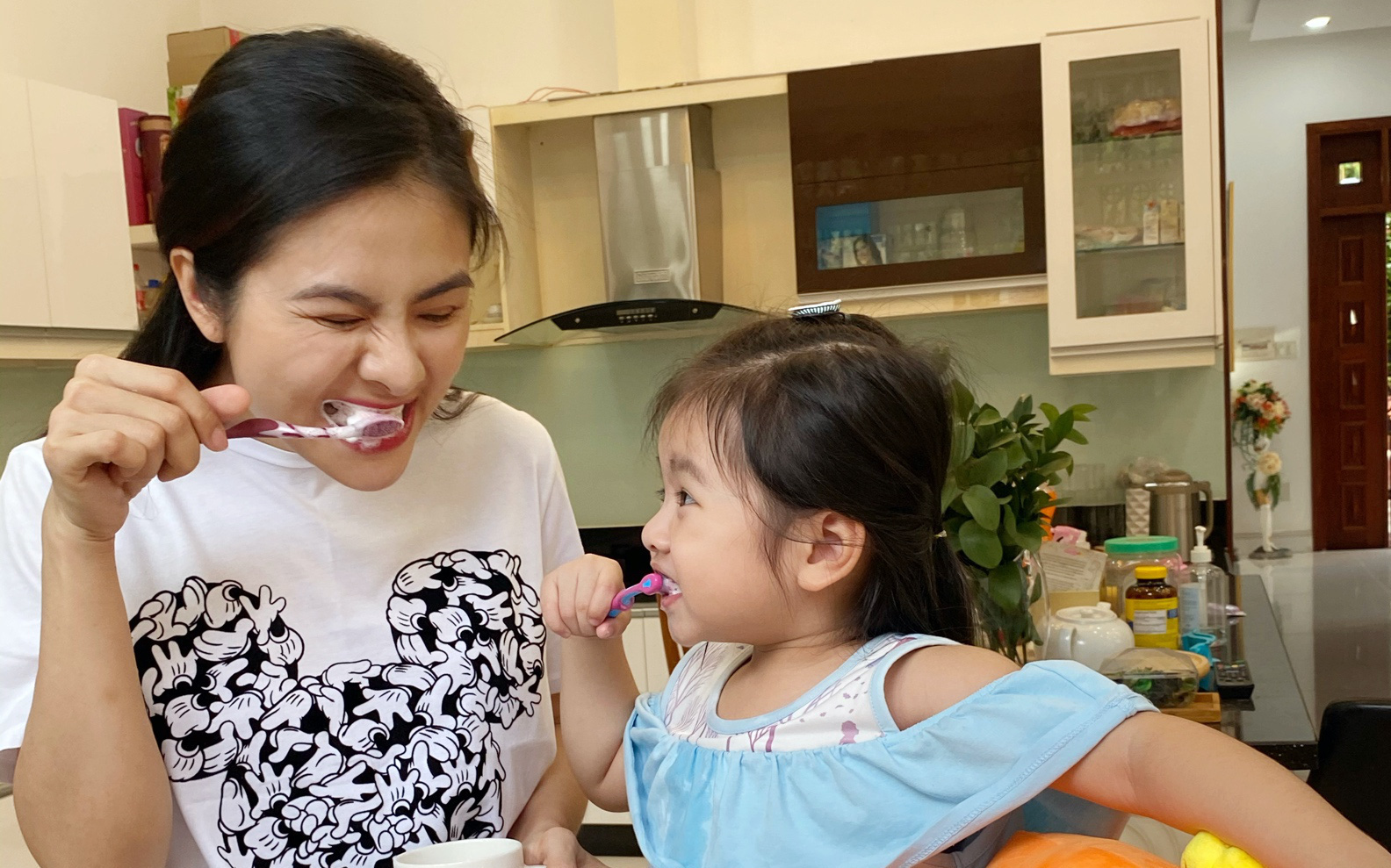 Giải mã độ hot của thử thách “Vừa chải vừa chơi” cho bé
