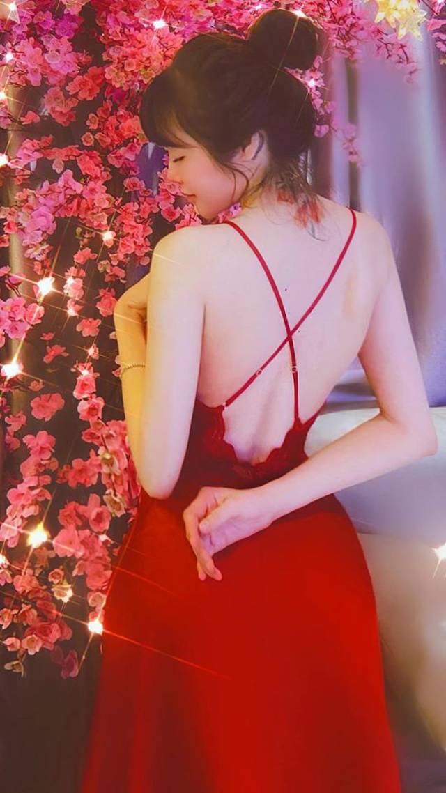 Một nửa bông hoa vẫn gọi là bông hoa. Nhưng một nửa em thì lại gọi là anh, Elly Trần bày tỏ.