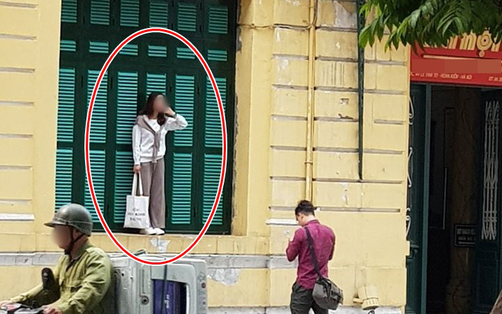Cô gái trẻ trèo lên cửa sổ nhà cổ Hà Nội để "sống ảo", dân tình người bênh kẻ chê nhưng nhận gạch nhiều nhất lại là chủ nhân bức ảnh chụp trộm