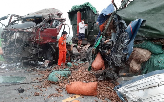 Nghệ An: Xe tải đấu đầu xe đầu kéo, 2 người tử vong tại chỗ