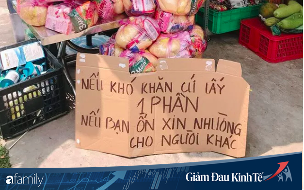 Chủ tiệm tạp hóa đặt túi đựng gạo cùng mì tôm trước cửa, nhưng dòng chữ ghi trên tấm biển mới khiến ai nấy cực bất ngờ