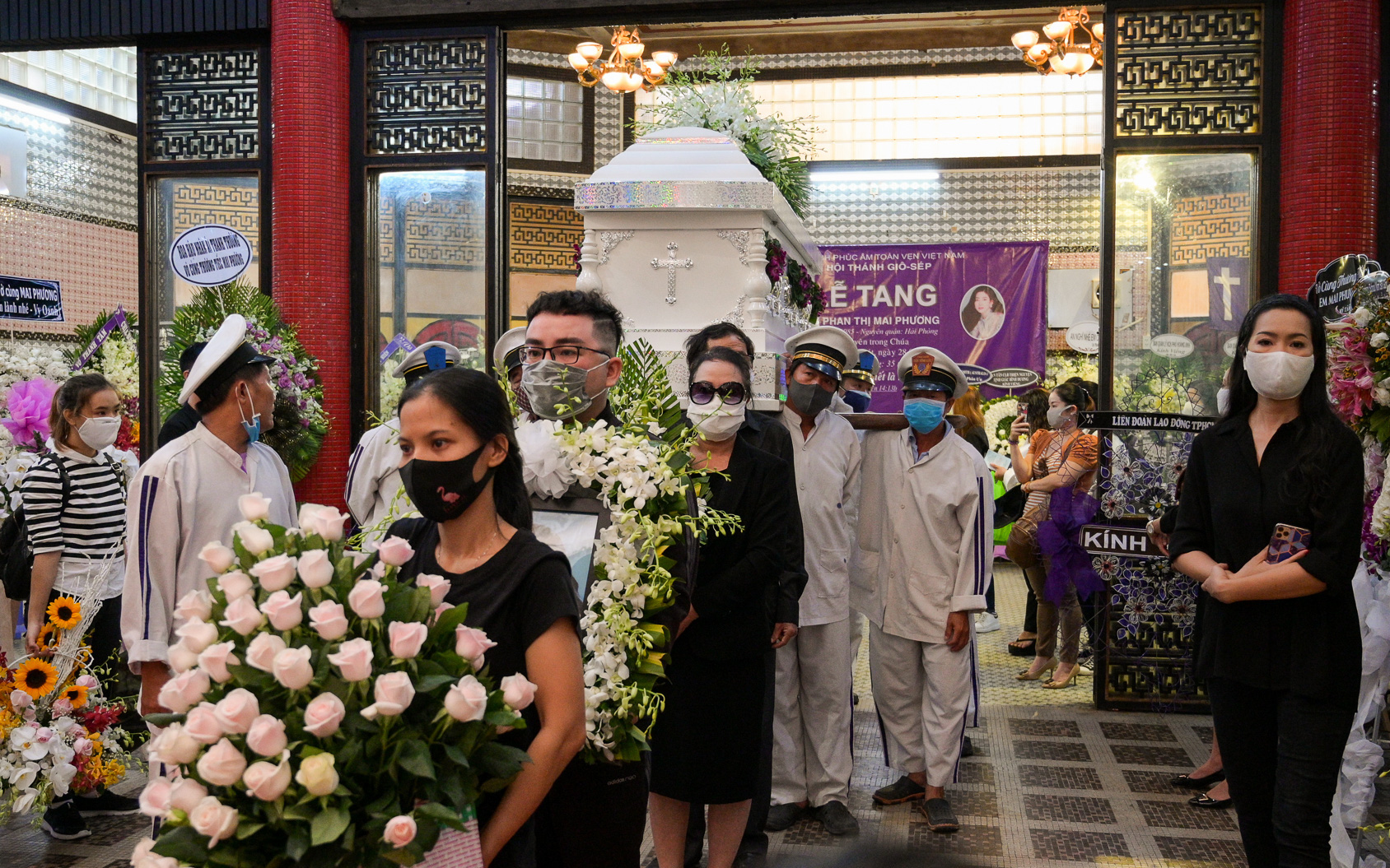 Gia đình, bạn bè đồng nghiệp không kìm được nước mắt trong ngày đưa tiễn Mai Phương về nơi an nghỉ cuối cùng