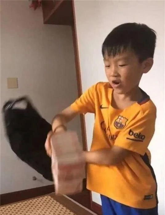 Công ty của bố bị phá sản vì Covid-19, cậu con trai 8 tuổi khiến cha xúc động khi nói lời này - Ảnh 2.