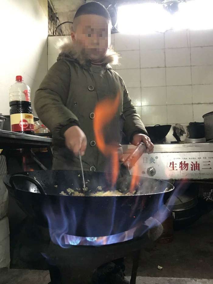 Cậu bé 8 tuổi được bố dạy làm vườn và nấu ăn thành thục trong kỳ nghỉ học vì Covid-19 - Ảnh 4.