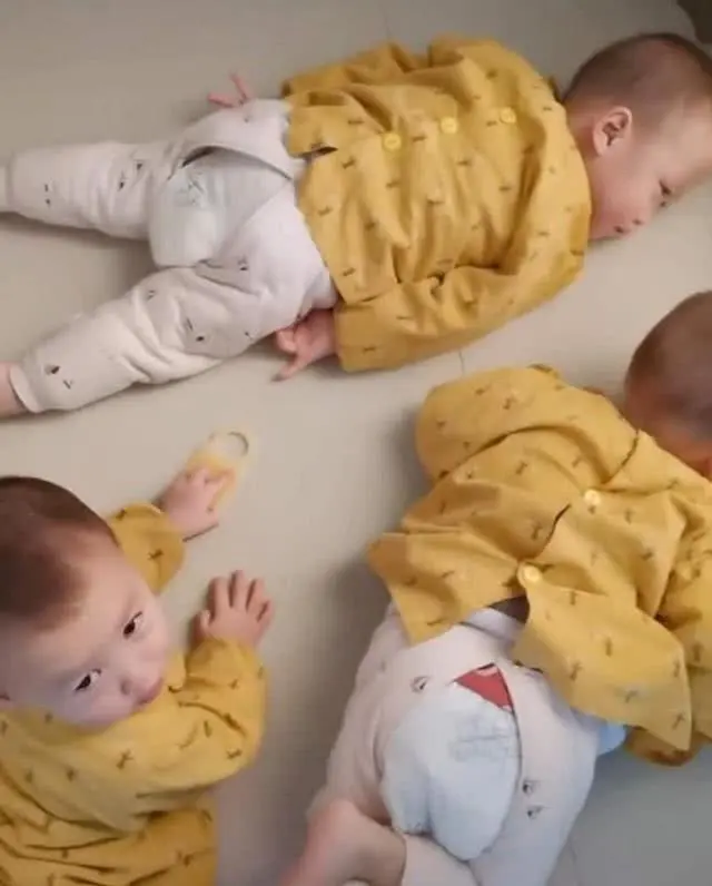 "Anh em ơi mẹ đi tắm rồi!": Bật cười với hành động rình mẹ tắm của 3 đứa trẻ, không ít người đã phải thốt lên "sao mà giống quá"! - Ảnh 4.