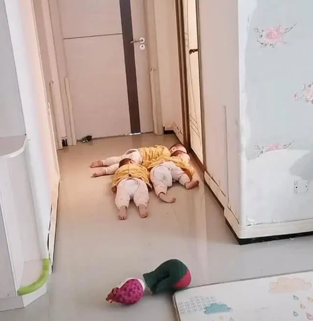 "Anh em ơi mẹ đi tắm rồi!": Bật cười với hành động rình mẹ tắm của 3 đứa trẻ, không ít người đã phải thốt lên "sao mà giống quá"! - Ảnh 2.