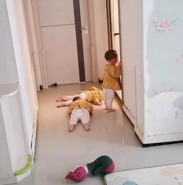 "Anh em ơi mẹ đi tắm rồi!": Bật cười với hành động rình mẹ tắm của 3 đứa trẻ, không ít người đã phải thốt lên "sao mà giống quá"! - Ảnh 1.