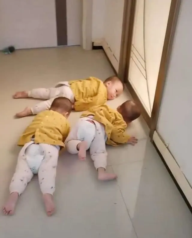 "Anh em ơi mẹ đi tắm rồi!": Bật cười với hành động rình mẹ tắm của 3 đứa trẻ, không ít người đã phải thốt lên "sao mà giống quá"! - Ảnh 3.