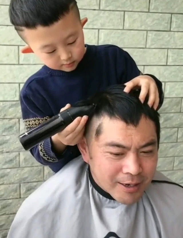 Con trai sợ cắt tóc, bố quyết định hi sinh sắc đẹp của mình để con trai không còn sợ nữa - Ảnh 1.