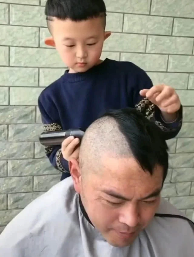 Con trai sợ cắt tóc, bố quyết định hi sinh sắc đẹp của mình để con trai không còn sợ nữa - Ảnh 2.
